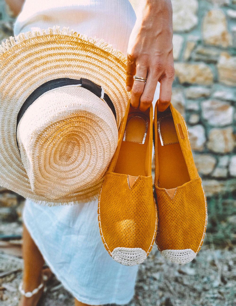 une femme qui porte Espadrilles