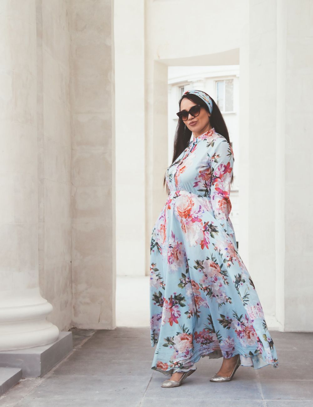 Femme ronde porte une robe grandes feleurs