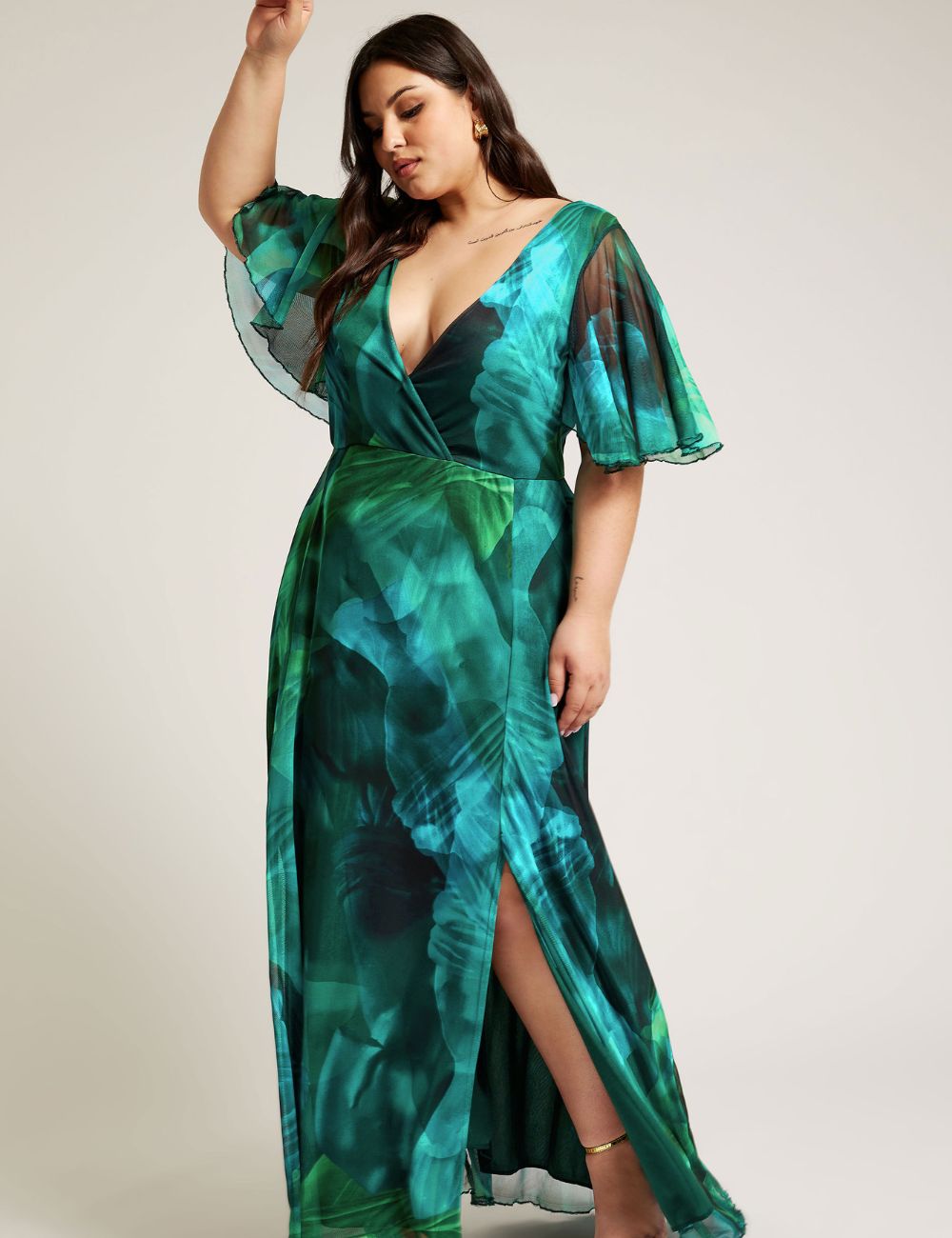 Femme ronde porte une robe portefeuille