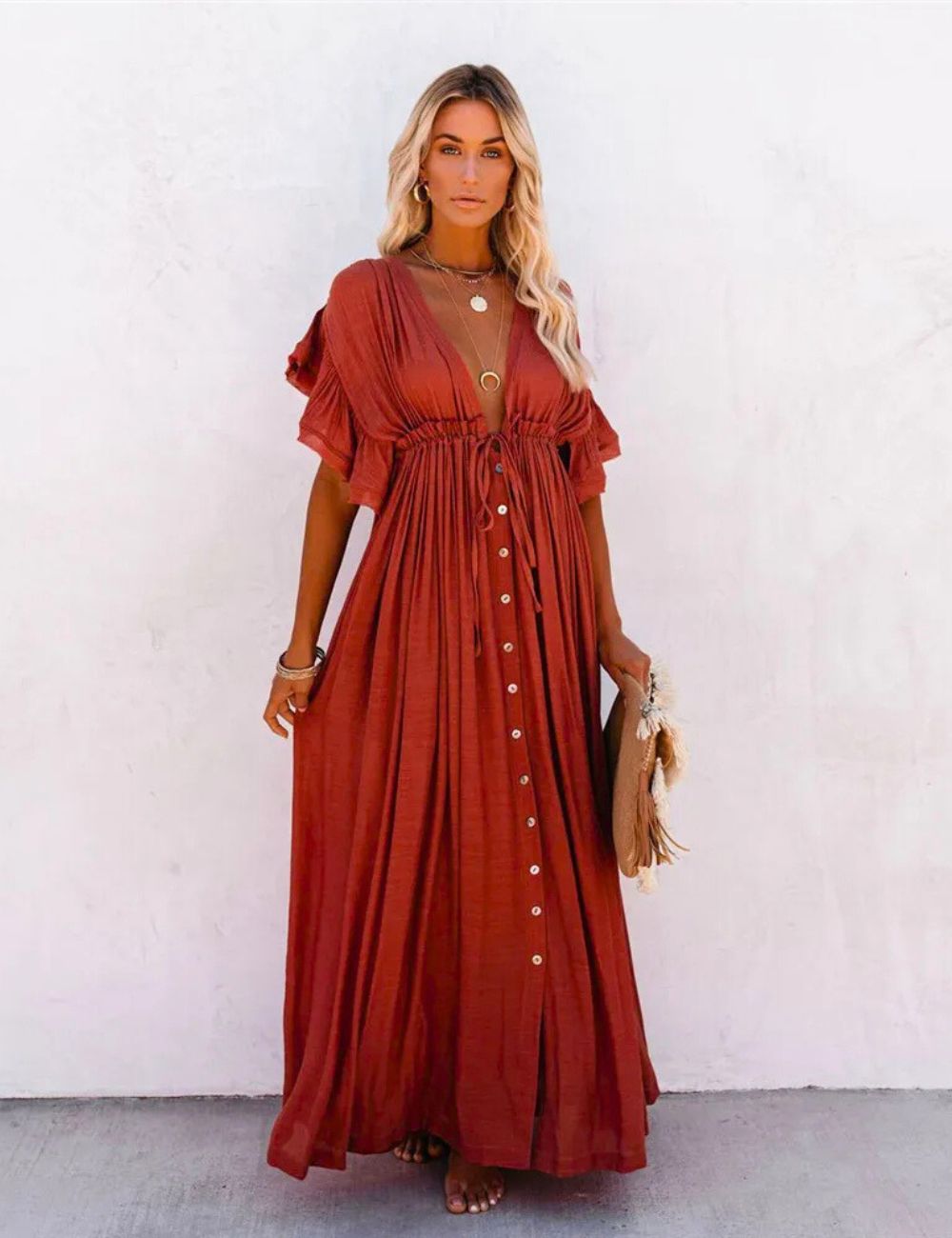 femme porte une robe de plage rouge