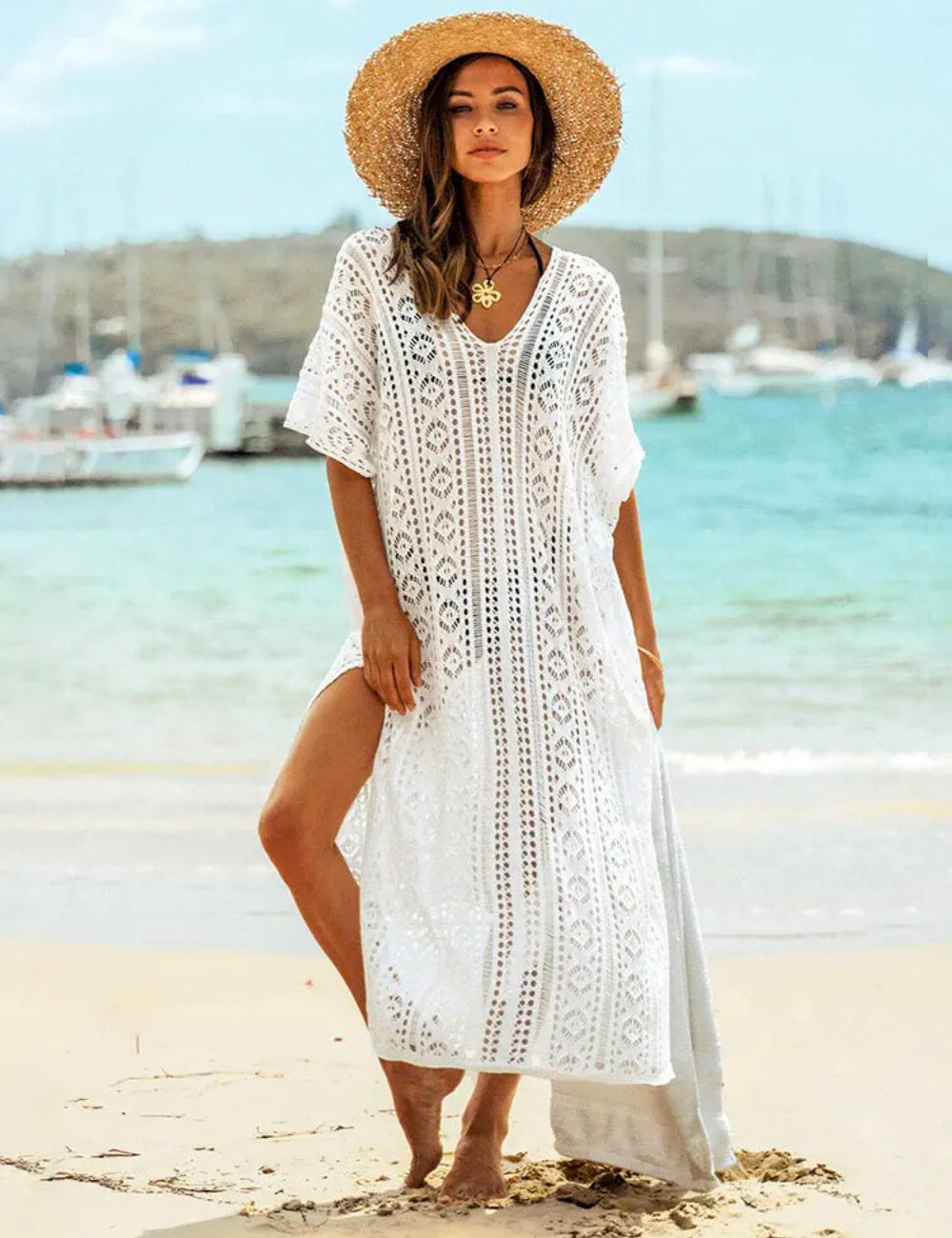 femme porte une tenue de plage bohème