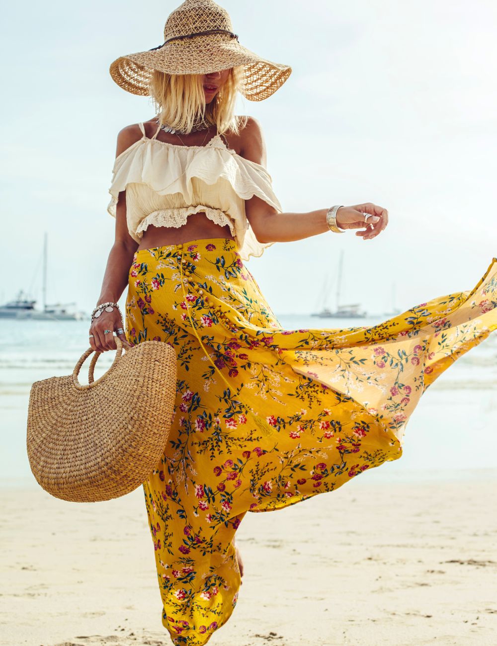 femme qui porte une tenue de plage