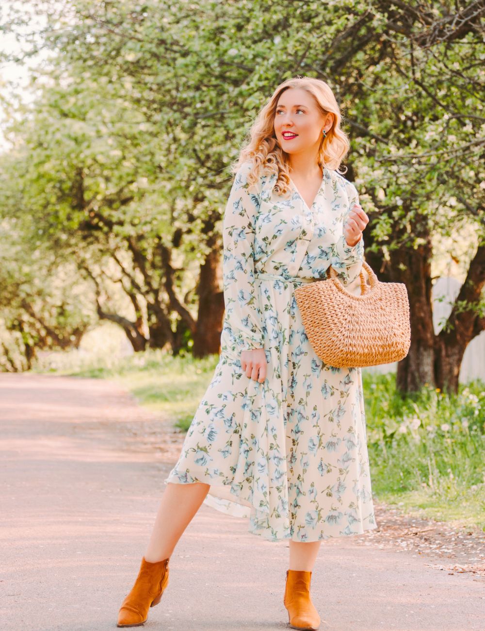une femme qui porte une robe longue et des bottines