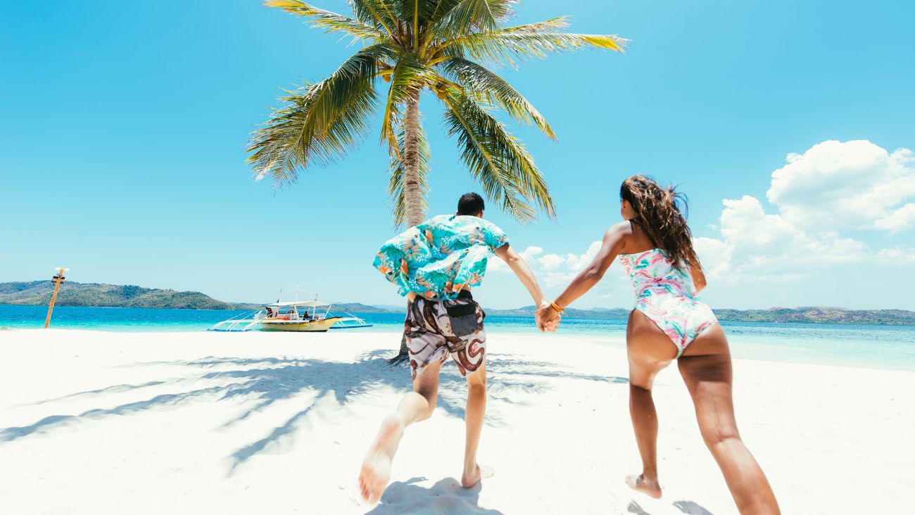 couple qui passe une lune de miel sur la plage