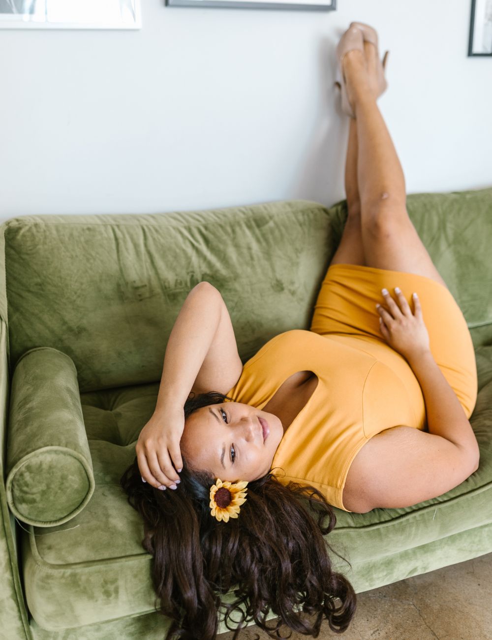 Femme ronde porte une robe jaune