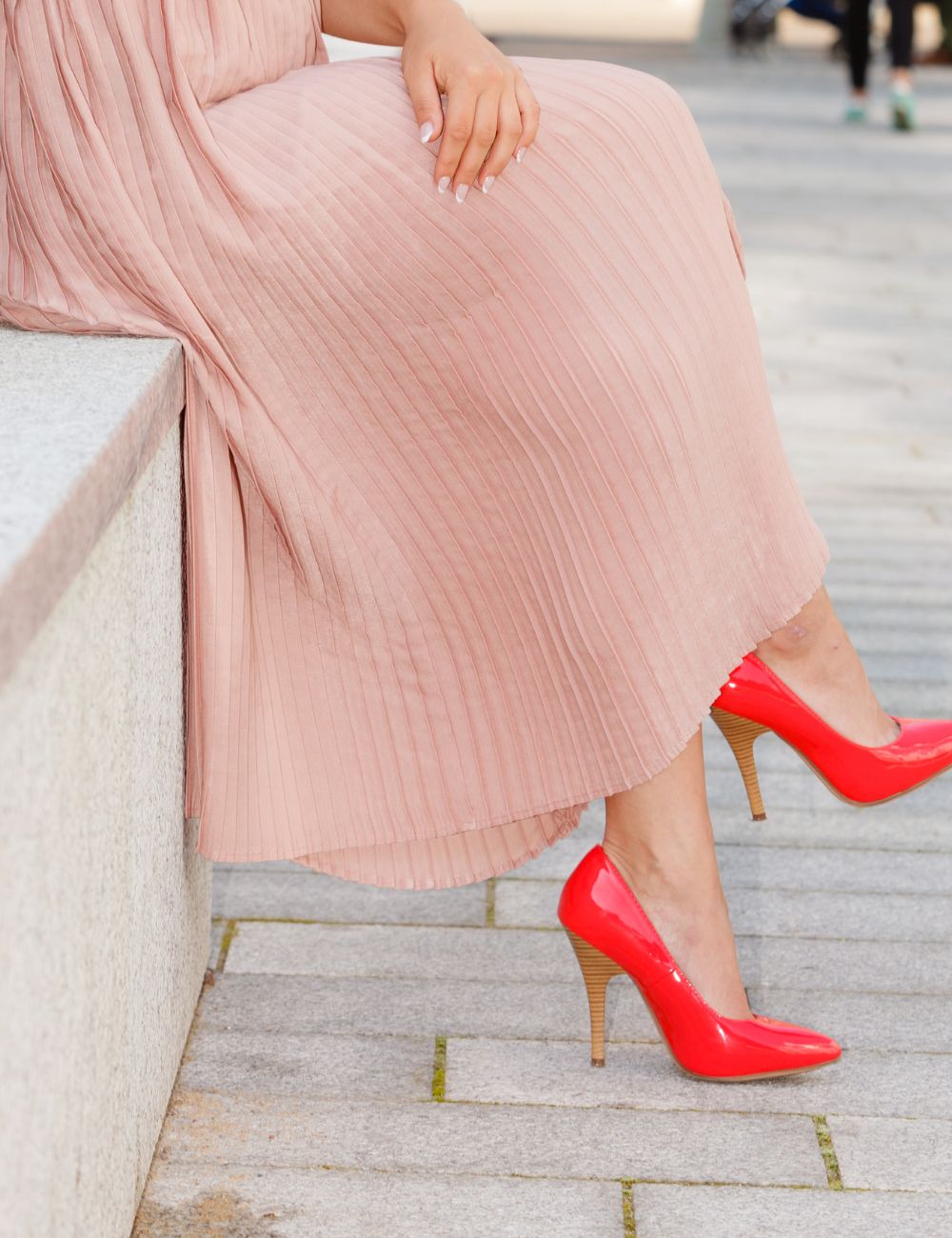 femme porte une robe longue et un talons